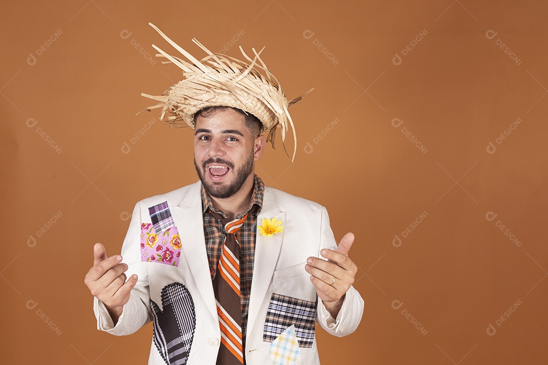 Homem jovem usando roupas típicas de festa junina