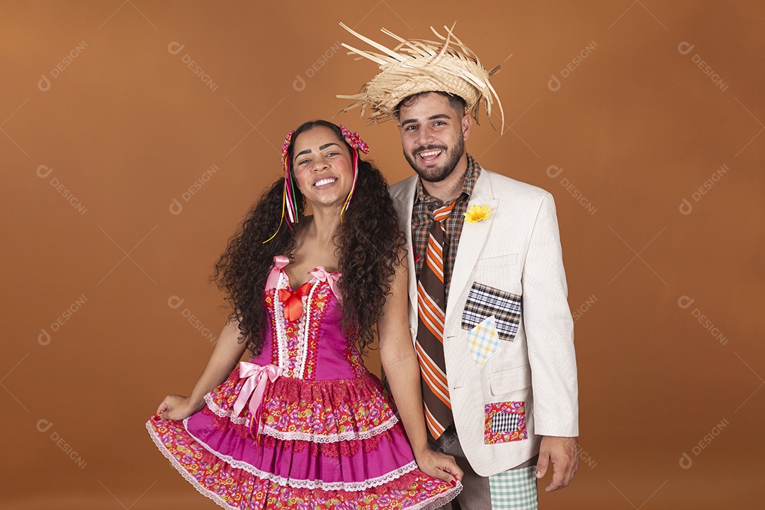Lindo casal jovens usando roupas típicas de festa junina