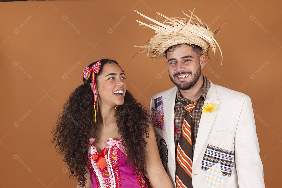 Lindo casal jovens usando roupas típicas de festa junina