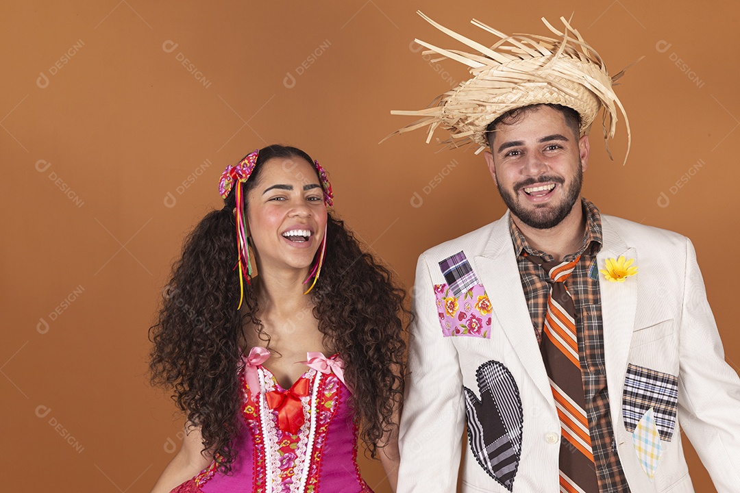 Lindo casal jovens usando roupas típicas de festa junina