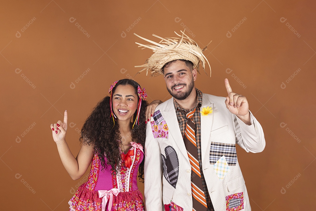 Lindo casal jovens usando roupas típicas de festa junina