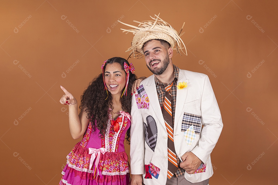Lindo casal jovens usando roupas típicas de festa junina