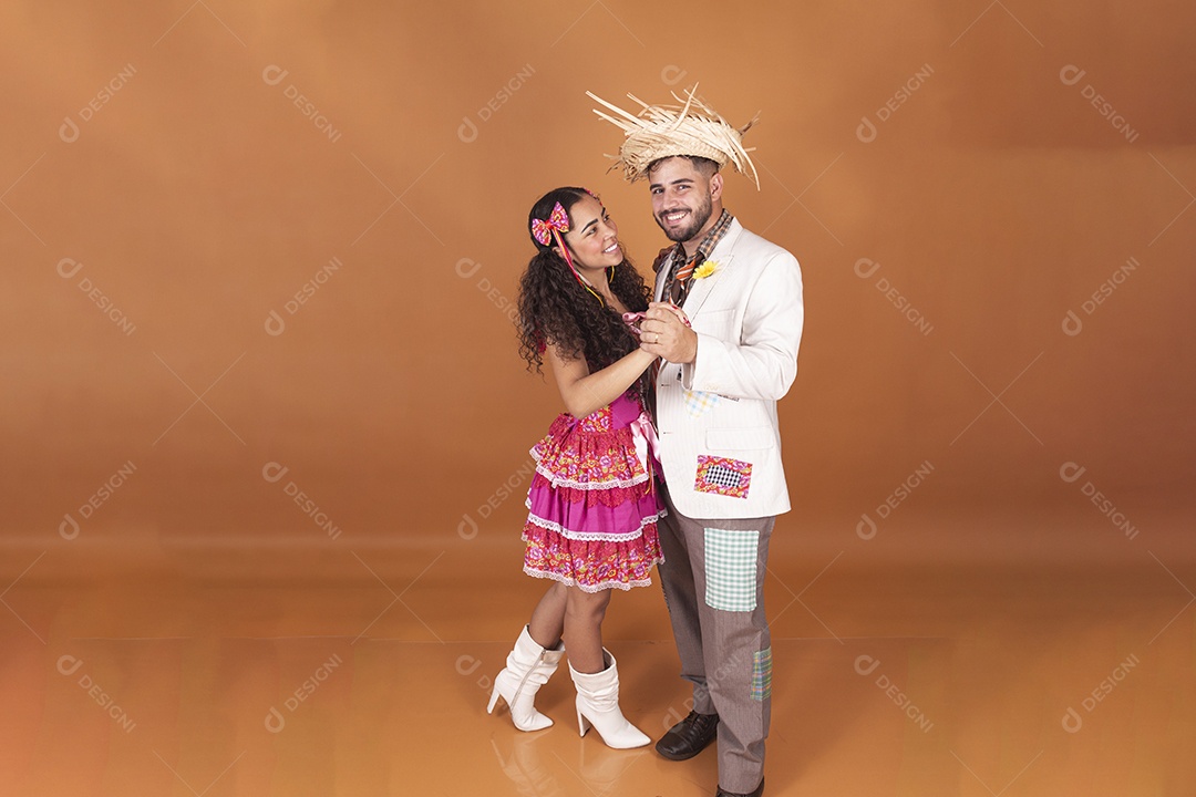 Lindo casal jovens usando roupas típicas de festa junina