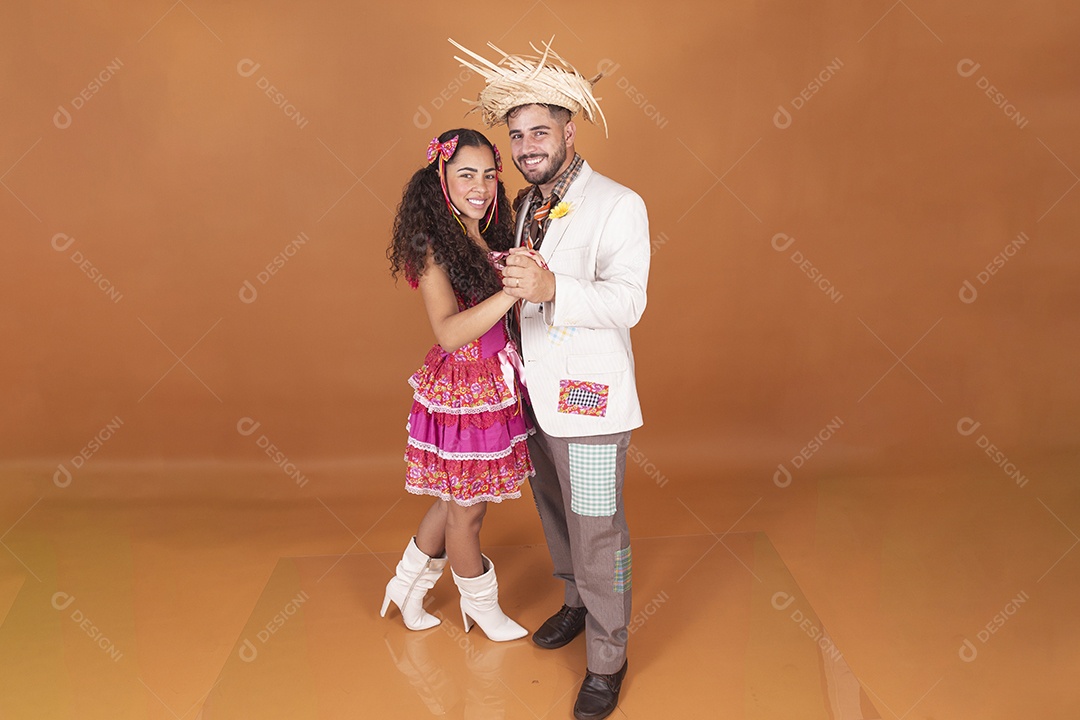 Lindo casal jovens usando roupas típicas de festa junina