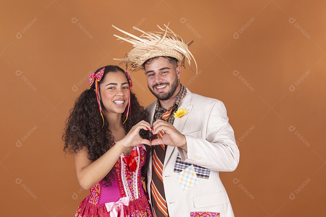 Lindo casal jovens usando roupas típicas de festa junina