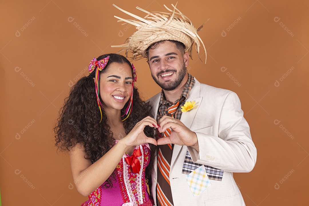 Lindo casal jovens usando roupas típicas de festa junina