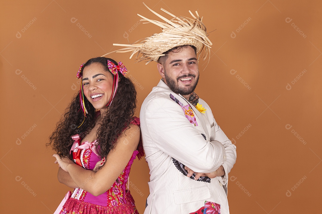 Lindo casal jovens usando roupas típicas de festa junina