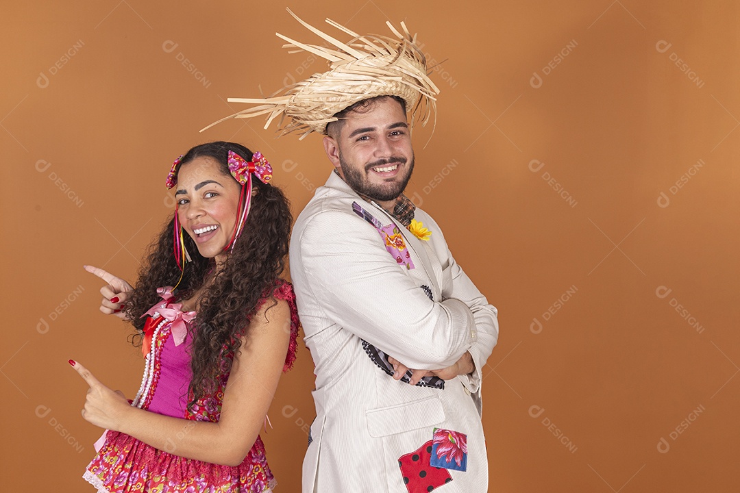 Casal jovens usando roupas típicas de festa junina