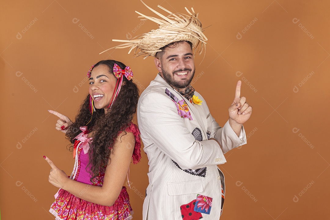 Lindo casal jovens usando roupas típicas de festa junina