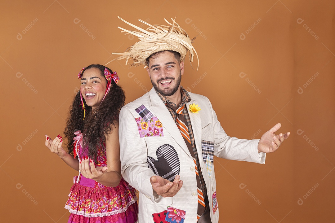 Lindo casal jovens usando roupas típicas de festa junina