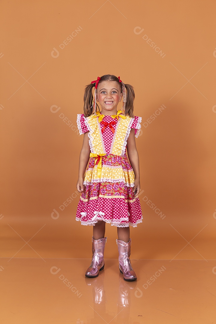 Menina jovem usando roupas típicas de festa junina