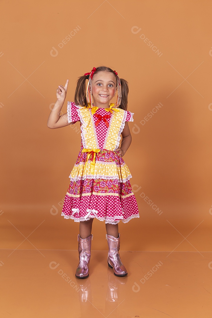 Menina jovem usando roupas típicas de festa junina