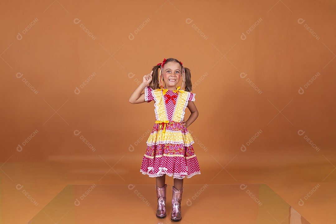 Menina jovem usando roupas típicas de festa junina