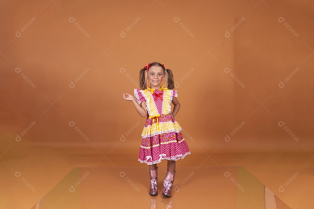 Menina jovem usando roupas típicas de festa junina