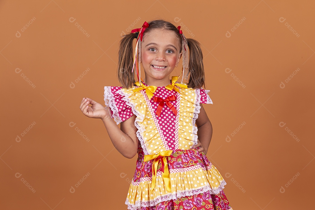 Menina jovem usando roupas típicas de festa junina