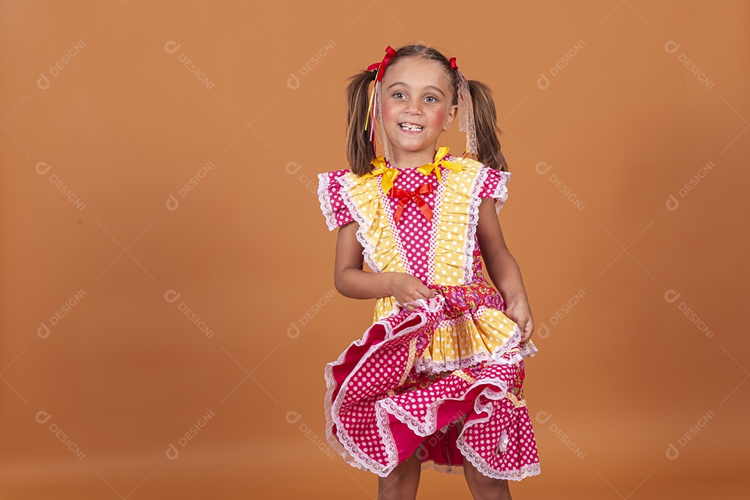 Menina jovem usando roupas típicas de festa junina