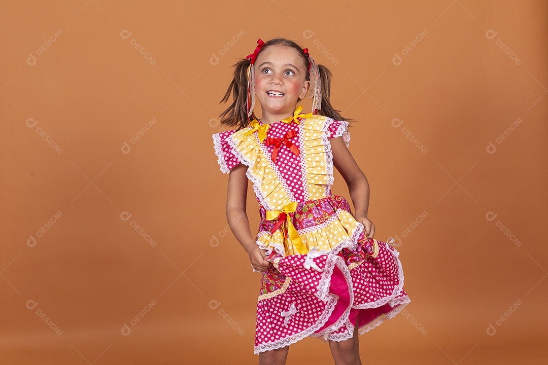 Menina jovem usando roupas típicas de festa junina