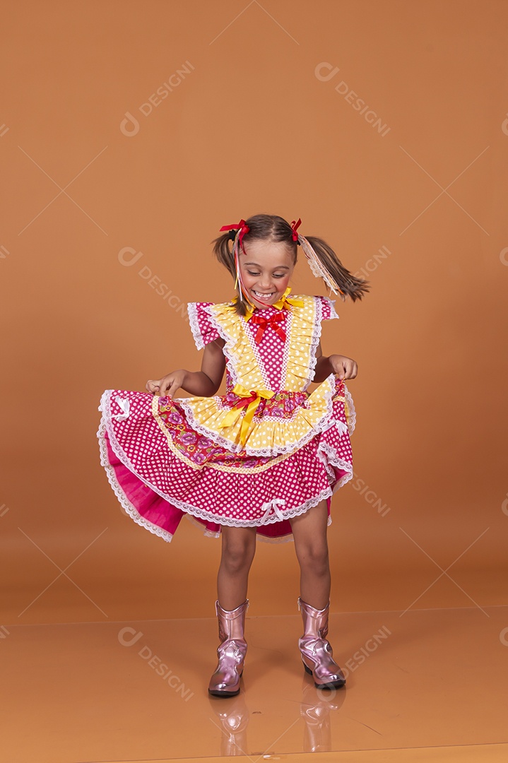 Menina jovem usando roupas típicas de festa junina