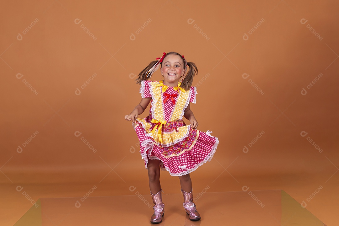 Menina jovem usando roupas típicas de festa junina