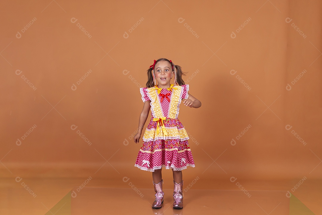 Menina jovem usando roupas típicas de festa junina