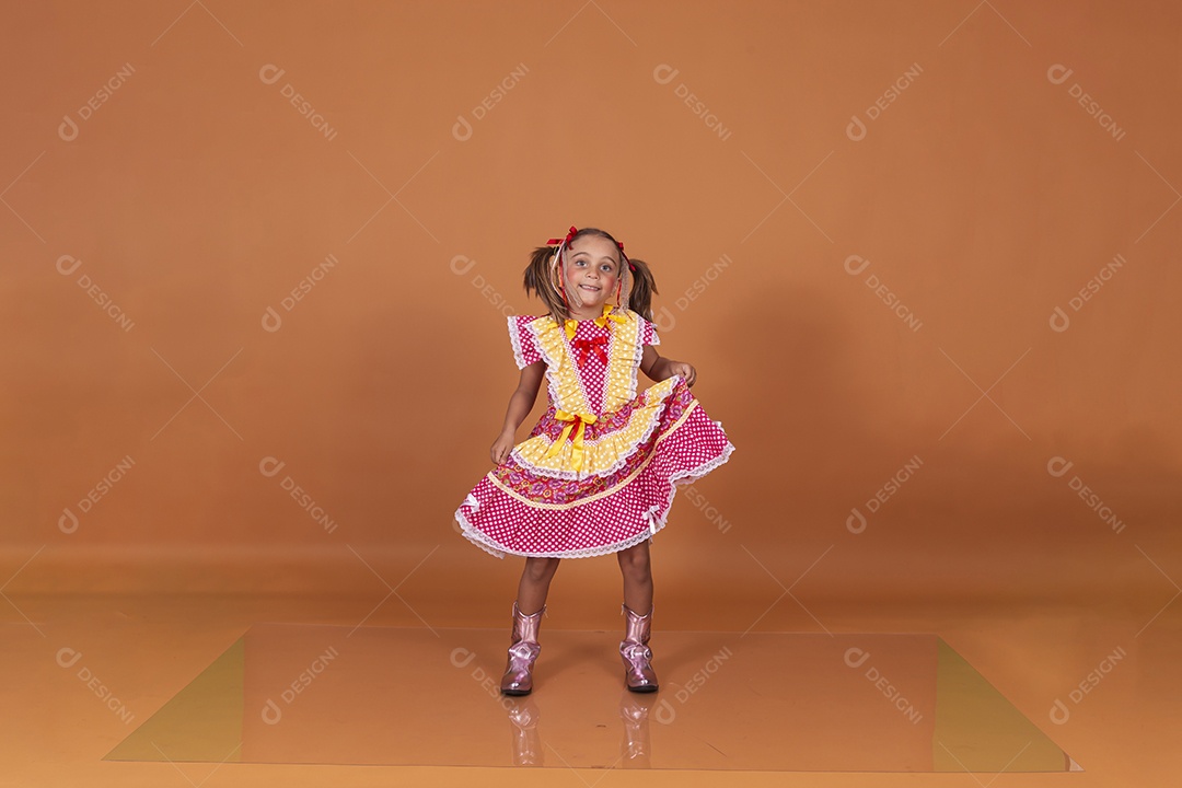 Menina jovem usando roupas típicas de festa junina