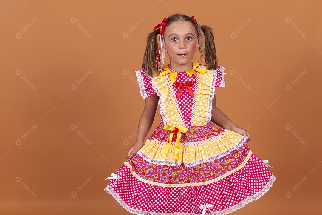 Menina jovem usando roupas típicas de festa junina