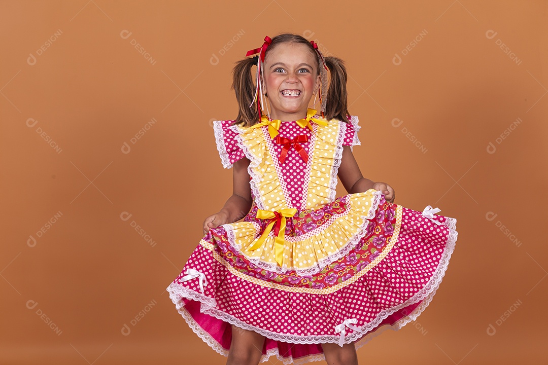 Menina jovem usando roupas típicas de festa junina