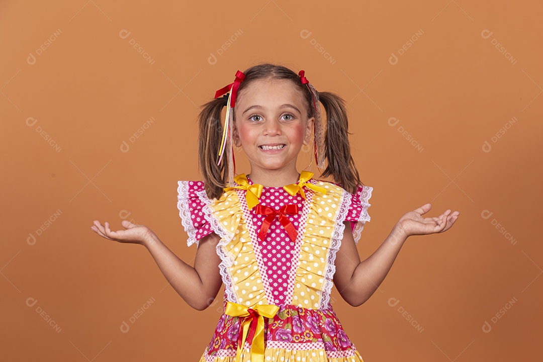 Menina jovem usando roupas típicas de festa junina