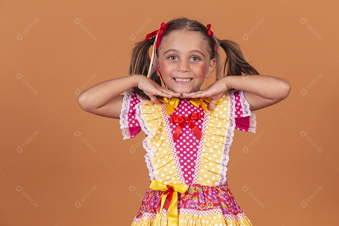 Menina jovem usando roupas típicas de festa junina