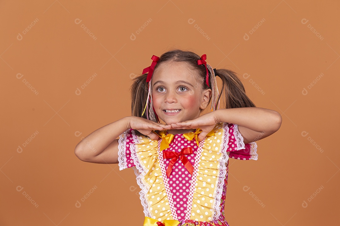 Menina jovem usando roupas típicas de festa junina