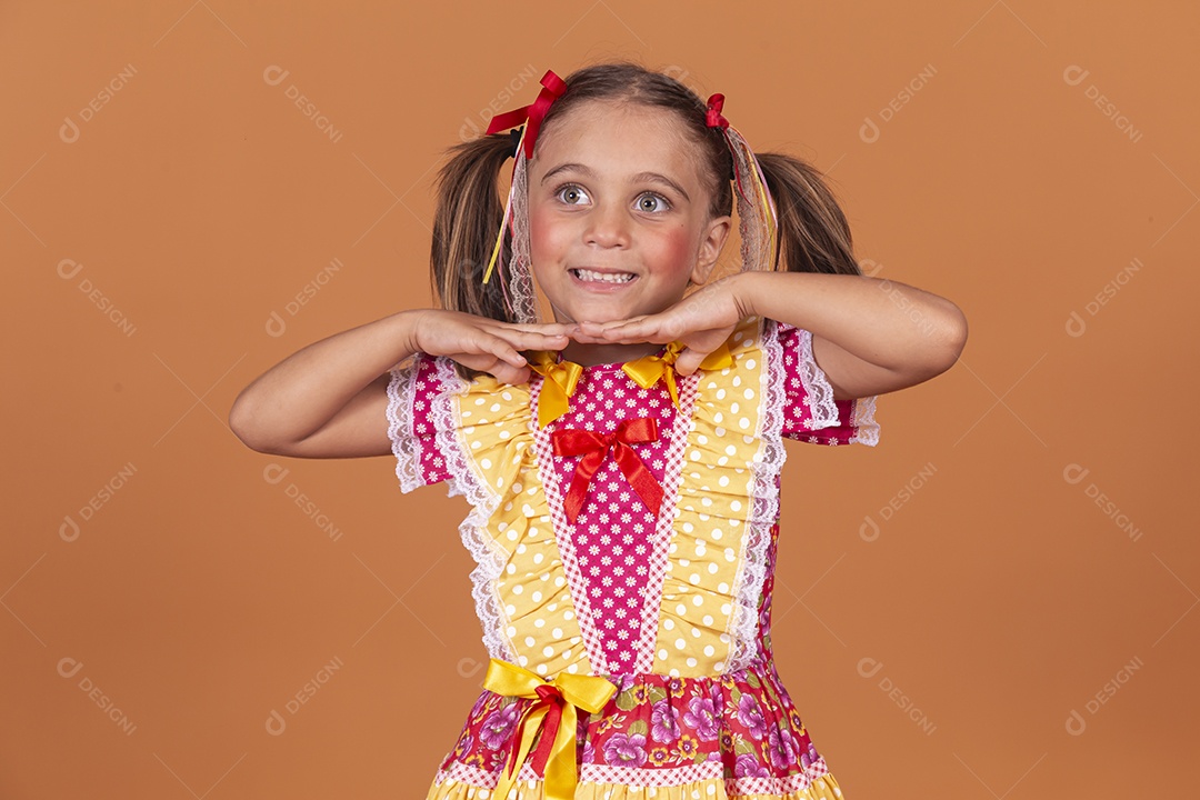 Menina jovem usando roupas típicas de festa junina