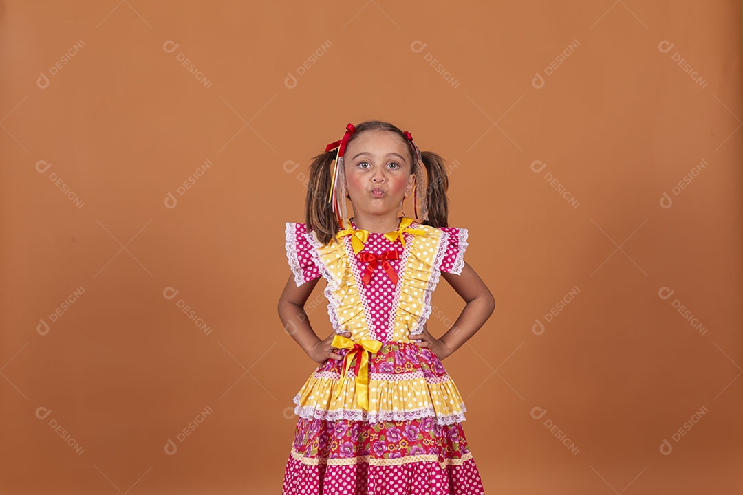 Menina jovem usando roupas típicas de festa junina