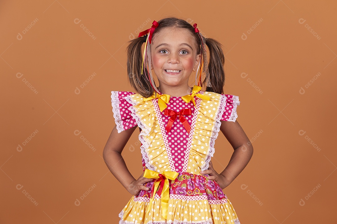 Menina jovem usando roupas típicas de festa junina