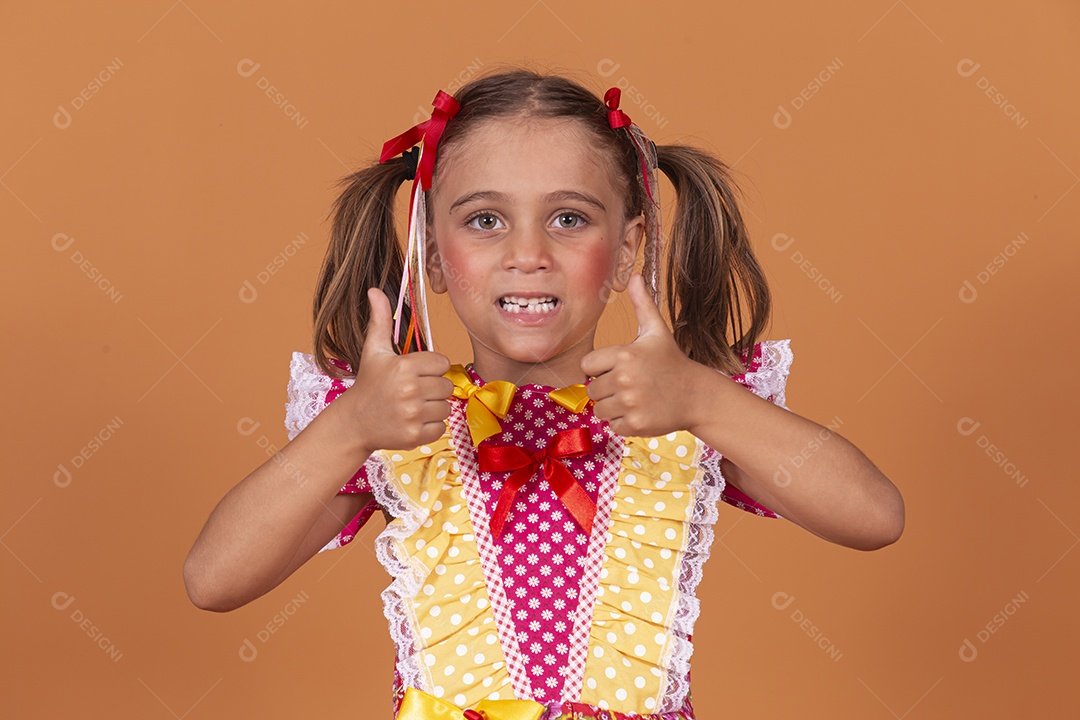 Menina jovem usando roupas típicas de festa junina