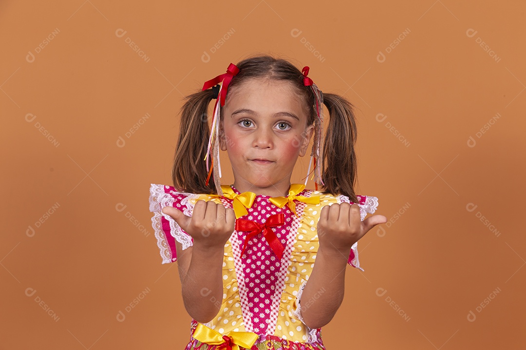 Menina jovem usando roupas típicas de festa junina