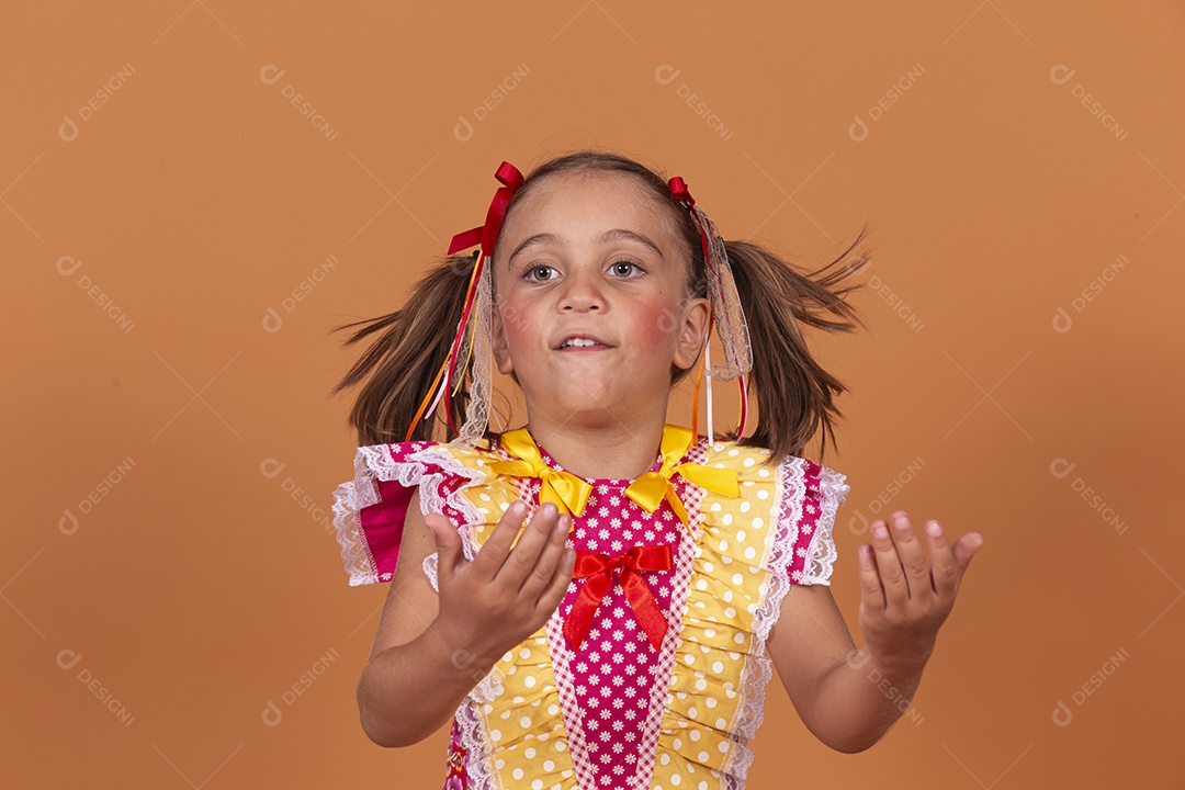 Menina jovem usando roupas típicas de festa junina
