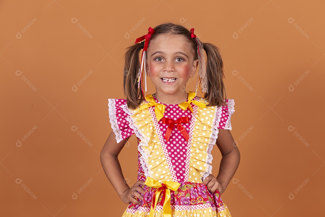 Menina jovem usando roupas típicas de festa junina