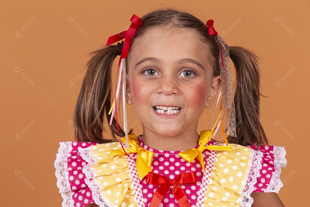 Menina jovem usando roupas típicas de festa junina