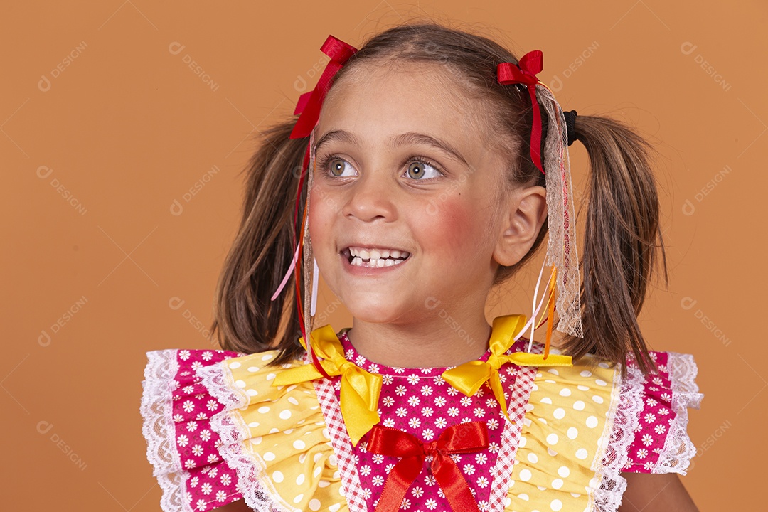 Menina jovem usando roupas típicas de festa junina