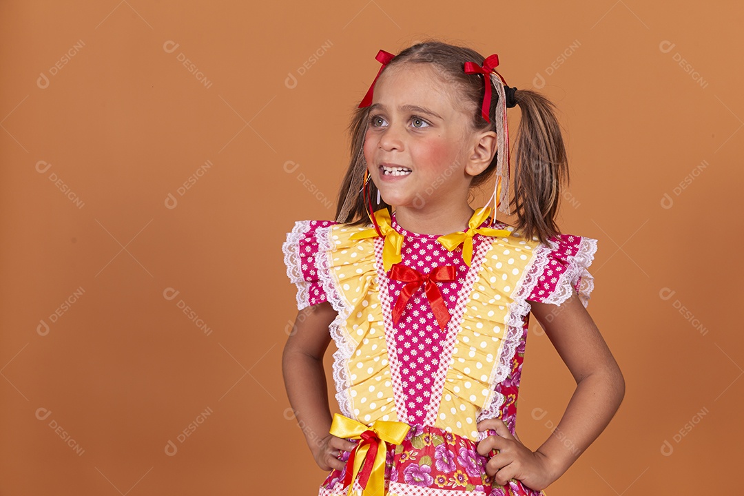 Menina jovem usando roupas típicas de festa junina