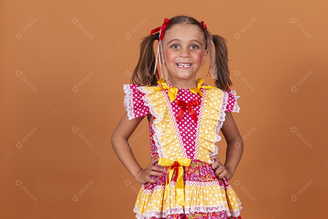 Menina jovem usando roupas típicas de festa junina