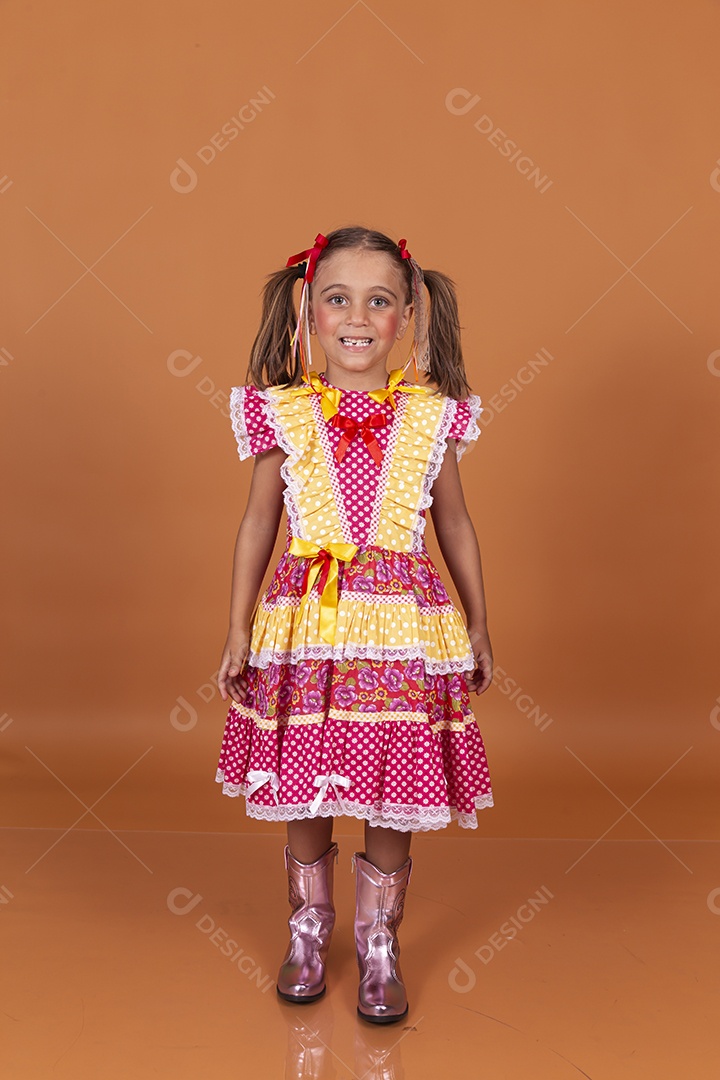 Menina jovem usando roupas típicas de festa junina