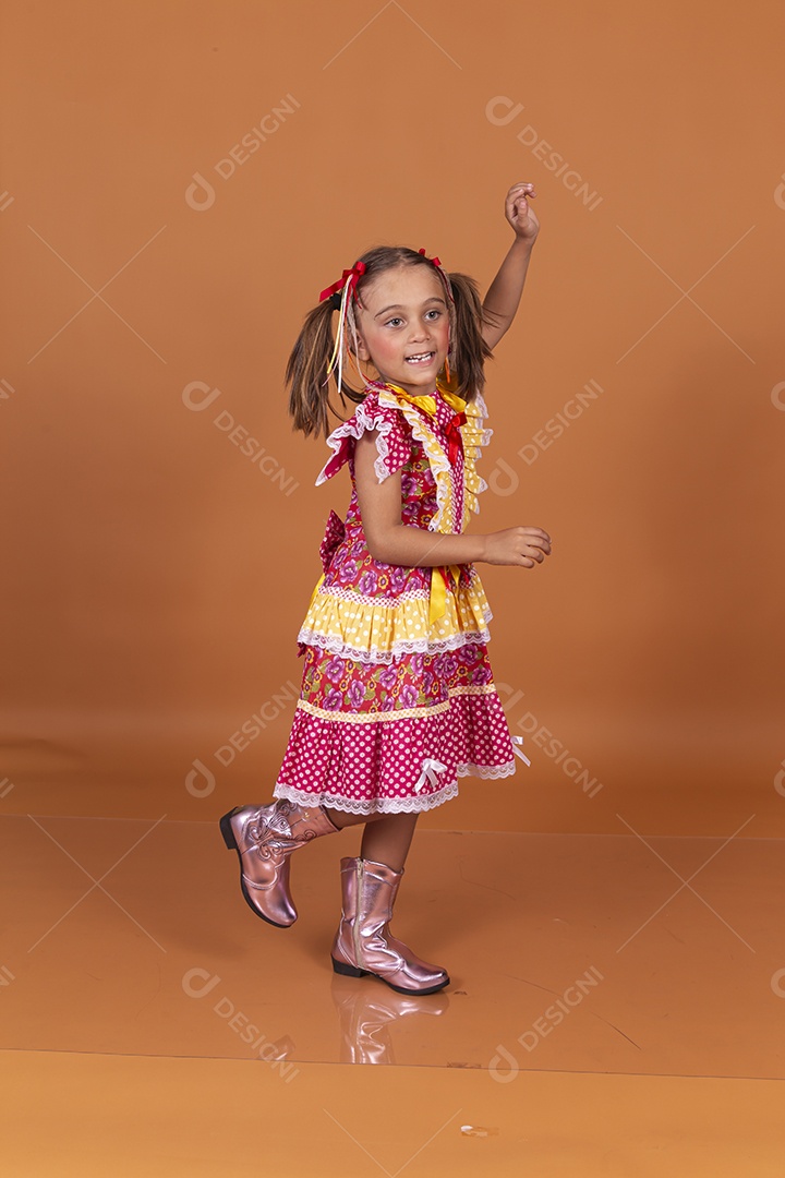 Menina jovem usando roupas típicas de festa junina