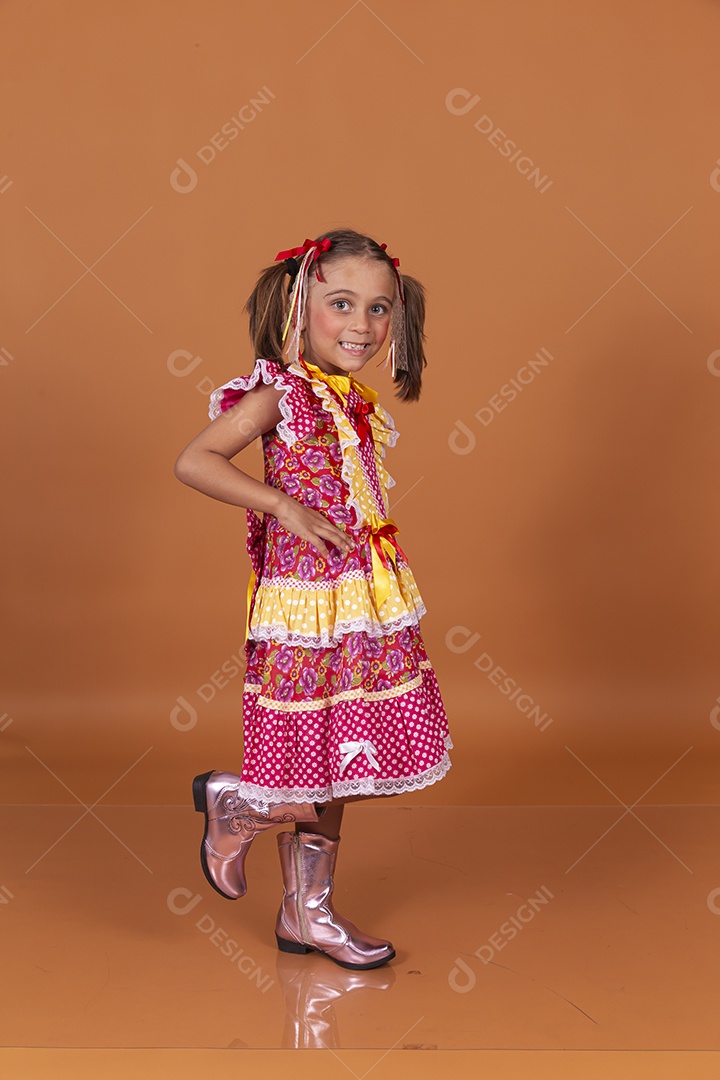 Menina jovem usando roupas típicas de festa junina