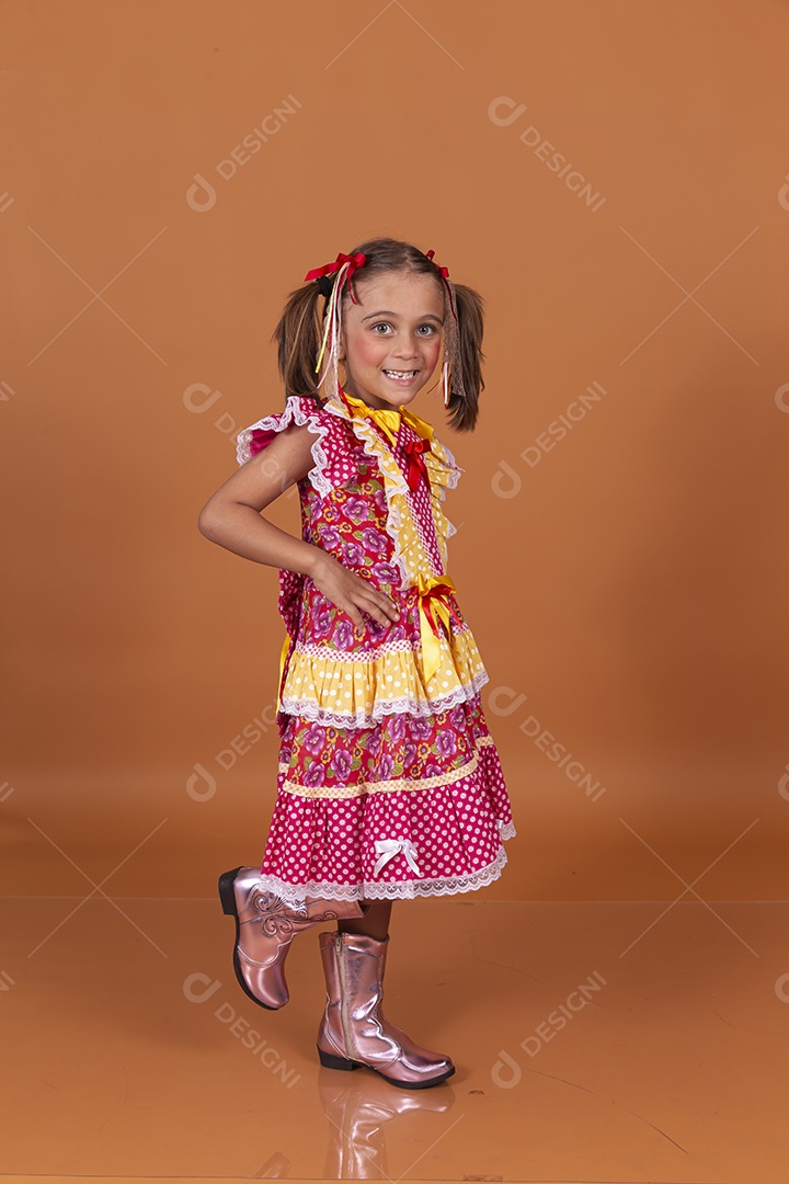 Menina jovem usando roupas típicas de festa junina