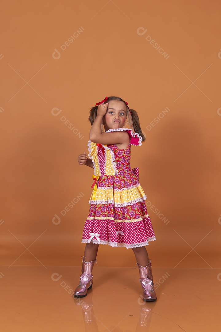 Menina jovem usando roupas típicas de festa junina