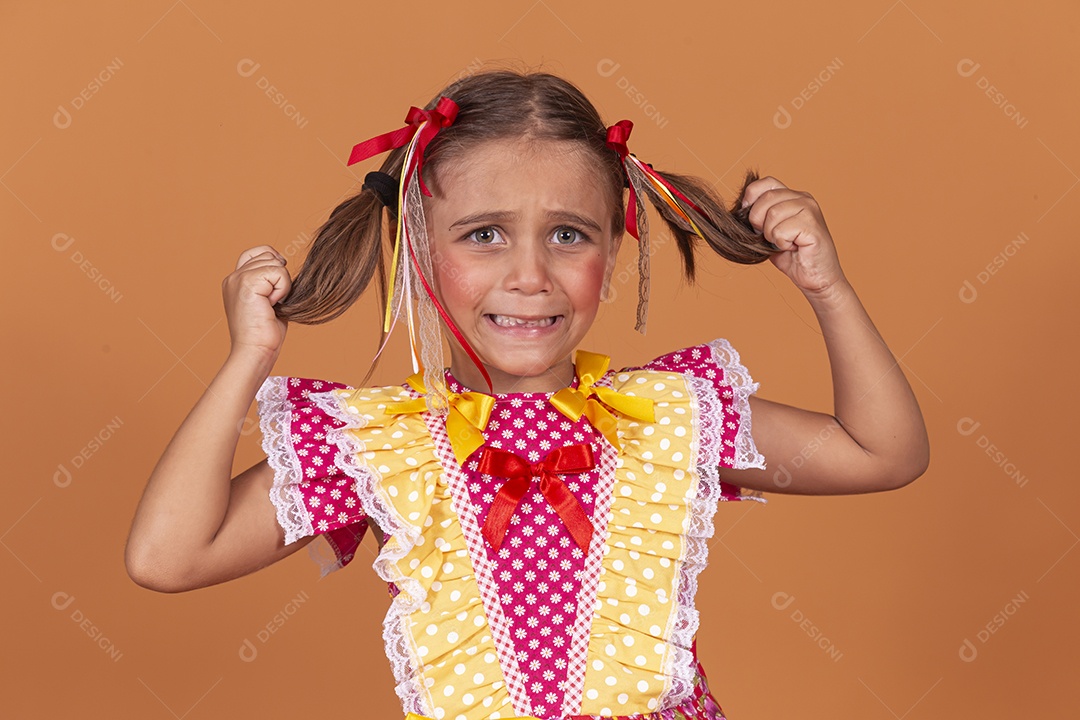 Menina jovem usando roupas típicas de festa junina