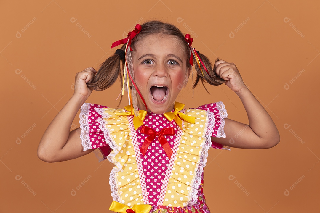 Menina jovem usando roupas típicas de festa junina