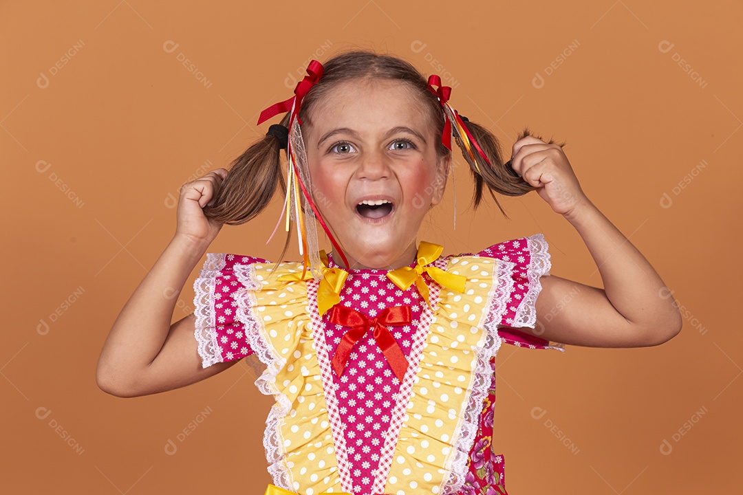 Menina jovem usando roupas típicas de festa junina