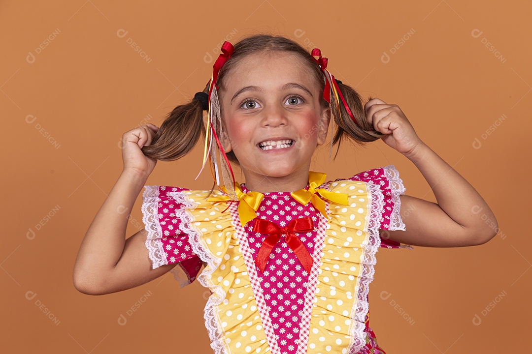 Menina jovem usando roupas típicas de festa junina